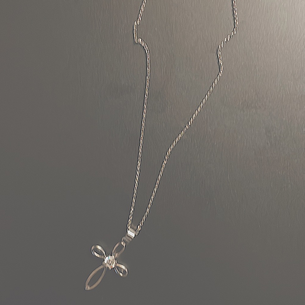 i’m selling a cross necklace